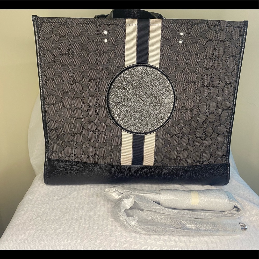 Coach Dempsey 40” Black